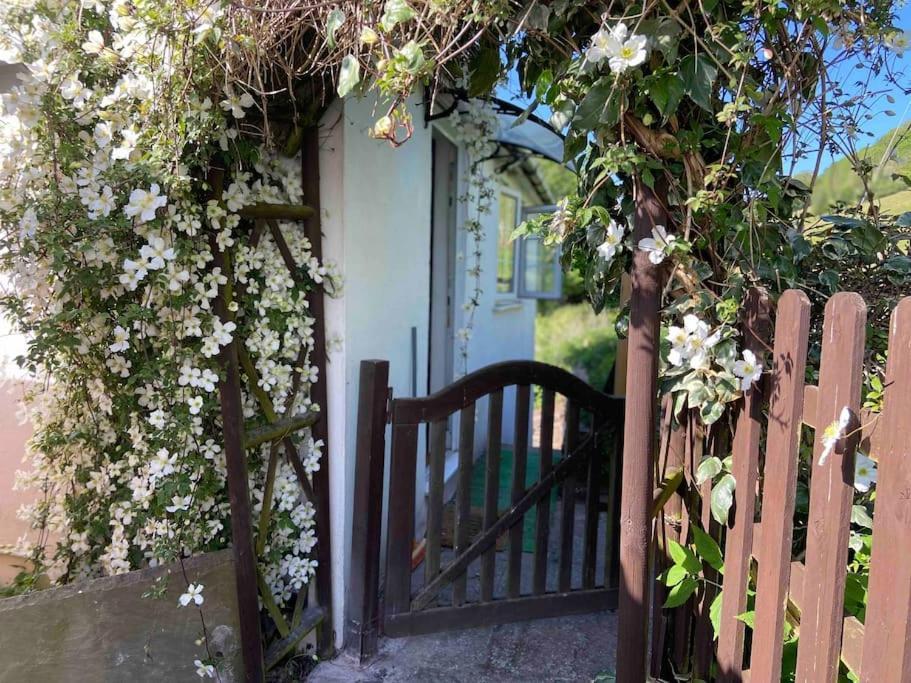Couples Getaway, With Mountain Views/Dog Friendly Villa Crickhowell Exterior photo