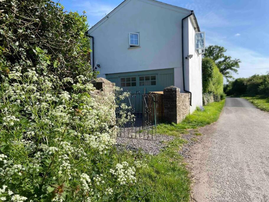 Couples Getaway, With Mountain Views/Dog Friendly Villa Crickhowell Exterior photo