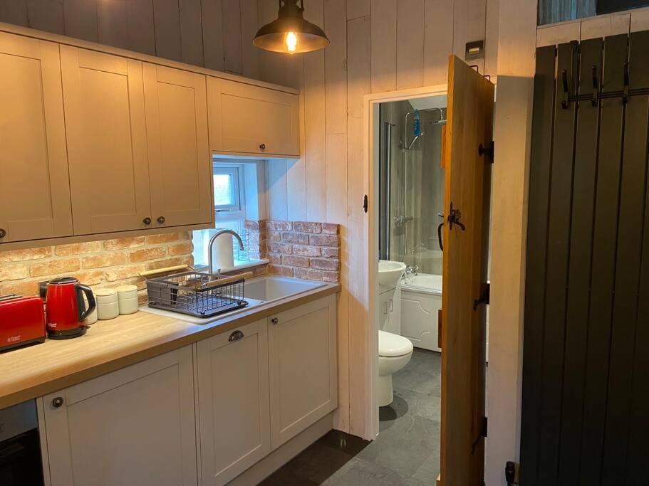 Couples Getaway, With Mountain Views/Dog Friendly Villa Crickhowell Exterior photo